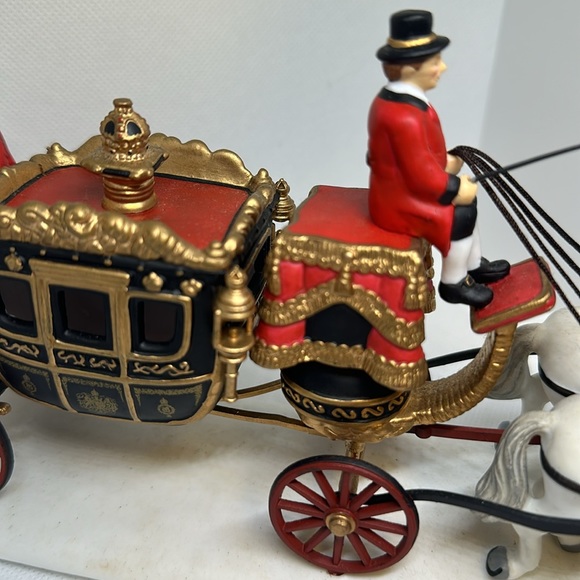 Retired Dickens Village Queen’s Parliamentary Coach - Picture 10 of 12